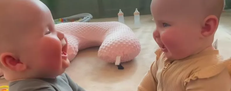 Először ülnek szemben egymással az ikerbabák: hihetetlen, ami történik - Videó