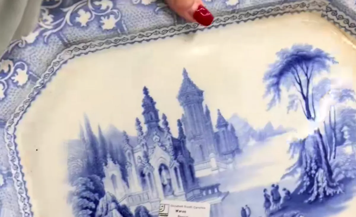 Aprópénzért vesz a nő egy régi tálalótányért: amikor a hátuljára néz, megdöbben - Videó