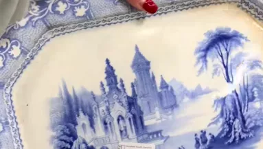 Aprópénzért vesz a nő egy régi tálalótányért: amikor a hátuljára néz, megdöbben - Videó