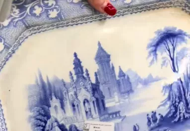 Aprópénzért vesz a nő egy régi tálalótányért: amikor a hátuljára néz, megdöbben - Videó