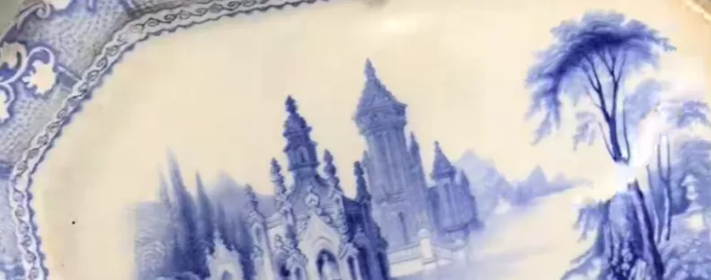 Aprópénzért vesz a nő egy régi tálalótányért: amikor a hátuljára néz, megdöbben - Videó