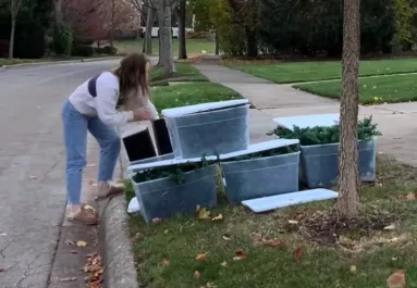 A villanegyedben ment guberálni a tiktoker: döbbenetes, miket talált - Videó