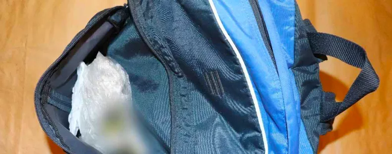 A trolin felejtette ezt a táskát a 63 éves Karcsi bácsi: évekre börtönbe kerülhet - Fotók