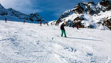 Síbaleset az Alpokban: diákjai szeme láttára hunyt el egy tanár