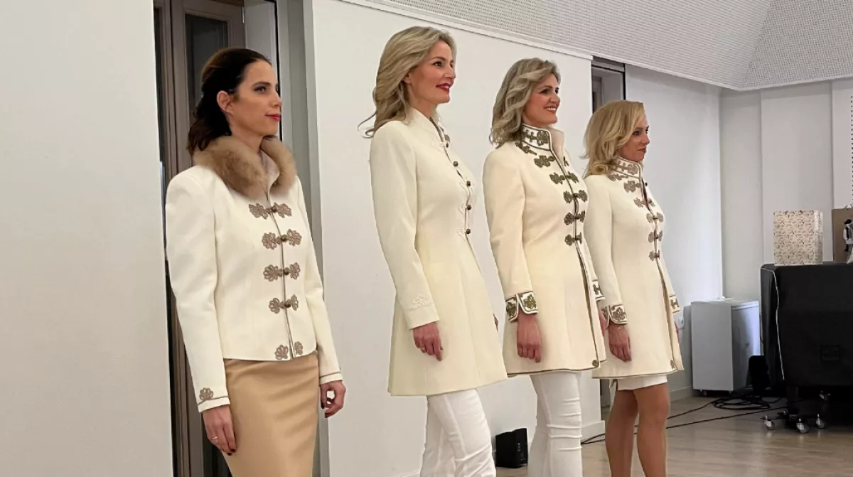 Gyönyörű képek érkeztek: modellként lépett a kifutóra Rogán Cecília - Fotók