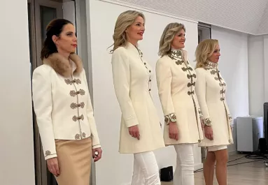 Gyönyörű képek érkeztek: modellként lépett a kifutóra Rogán Cecília - Fotók