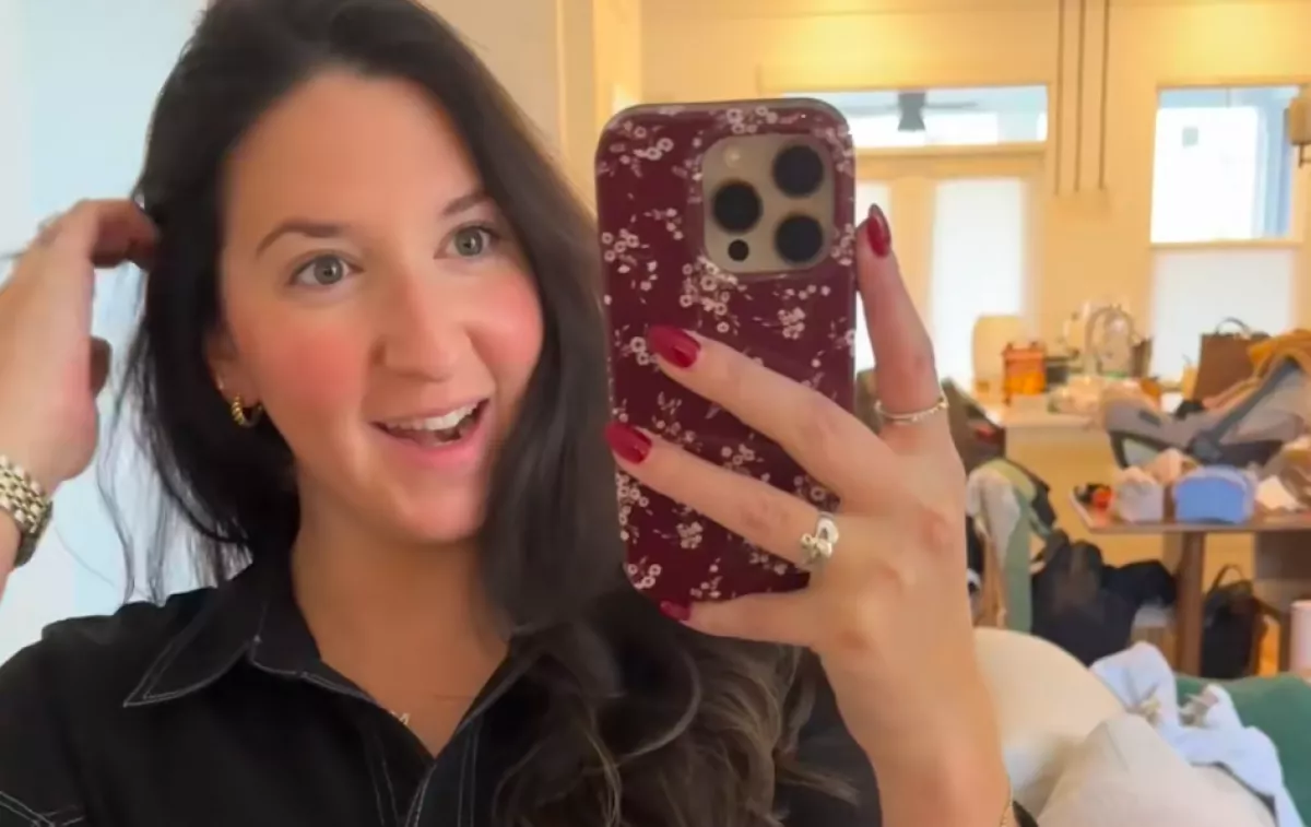 Az apa viszi aludni a babát: amit az anya a babakamerán lát, azon milliók kacagnak - Videó