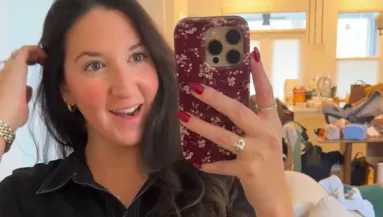 Az apa viszi aludni a babát: amit az anya a babakamerán lát, azon milliók kacagnak - Videó