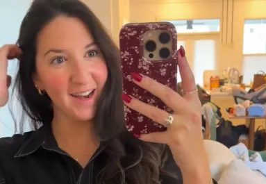 Az apa viszi aludni a babát: amit az anya a babakamerán lát, azon milliók kacagnak - Videó