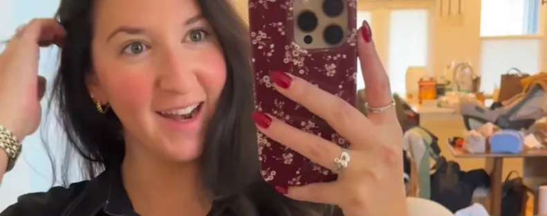 Az apa viszi aludni a babát: amit az anya a babakamerán lát, azon milliók kacagnak - Videó