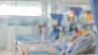 Az életéért küzd a Miss Universe versenyző: Gabi a színpadról zuhant a mélybe - Videó