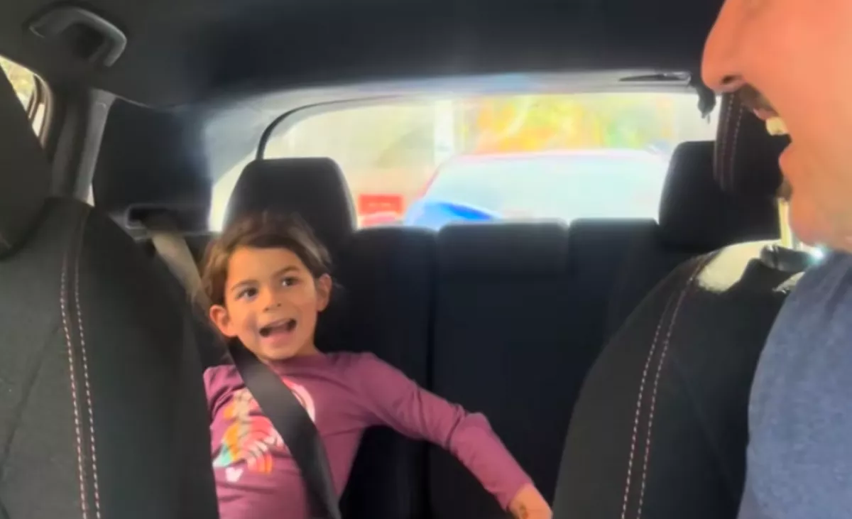 Először látja szakáll nélkül az apját a kislány: a reakciója sokat elárul - Videó