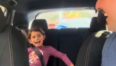 Először látja szakáll nélkül az apját a kislány: a reakciója sokat elárul - Videó