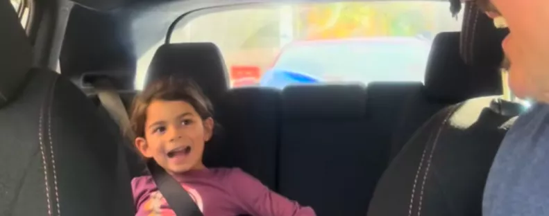 Először látja szakáll nélkül az apját a kislány: a reakciója sokat elárul - Videó