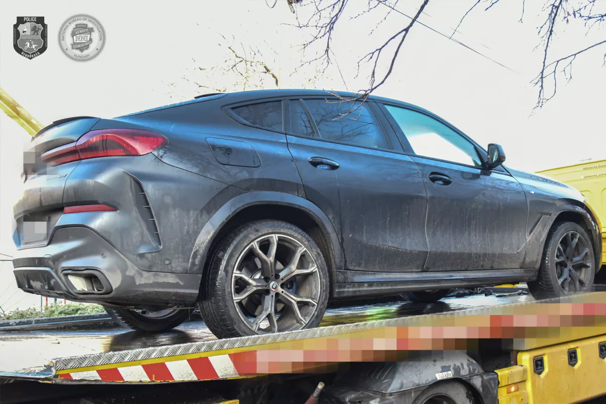 Ugrott a luxus BMW, a családi ház, pénz: Zoltánéknál 10 milliárdnyi szajré is lehetett - Fotók