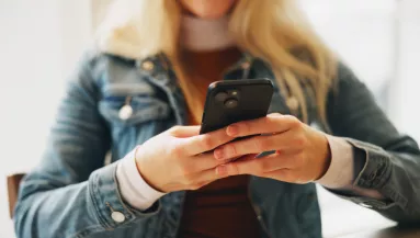 Egyetlen gombnyomás, és többé nem figyelhet meg senki a mobilodon keresztül