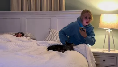 Mindig 23 órakor fekszik le Erika macskája: amikor a nő felkel, hatalmas balhé tör ki - Videó