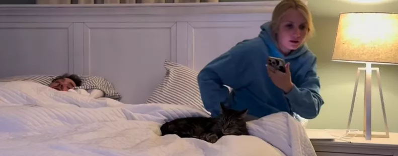 Mindig 23 órakor fekszik le Erika macskája: amikor a nő felkel, hatalmas balhé tör ki - Videó