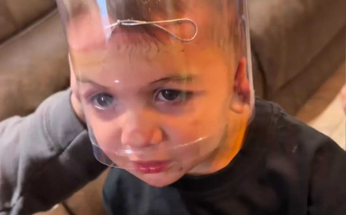 A karácsonyfát díszíti Gina: amikor a fiára néz, meghűl a vér az ereiben - Videó