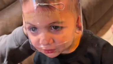 A karácsonyfát díszíti Gina: amikor a fiára néz, meghűl a vér az ereiben - Videó