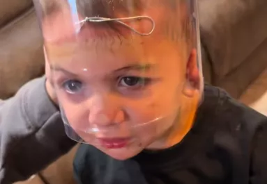 A karácsonyfát díszíti Gina: amikor a fiára néz, meghűl a vér az ereiben - Videó