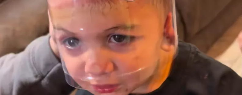 A karácsonyfát díszíti Gina: amikor a fiára néz, meghűl a vér az ereiben - Videó