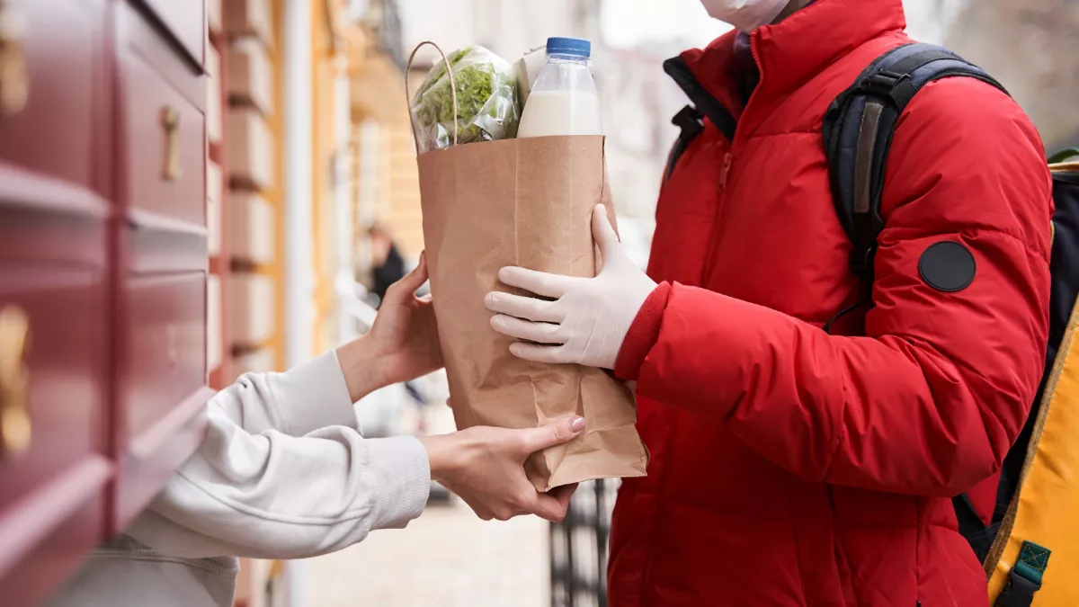 Égett a torkuk és hánytak: biztonsági kamera vette fel, mit tett a futár a kajával