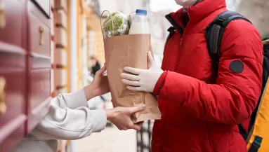 Égett a torkuk és hánytak: biztonsági kamera vette fel, mit tett a futár a kajával