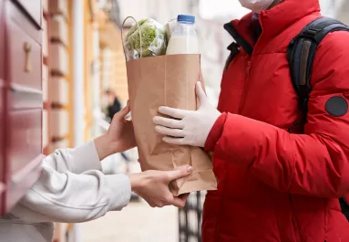 Égett a torkuk és hánytak: biztonsági kamera vette fel, mit tett a futár a kajával