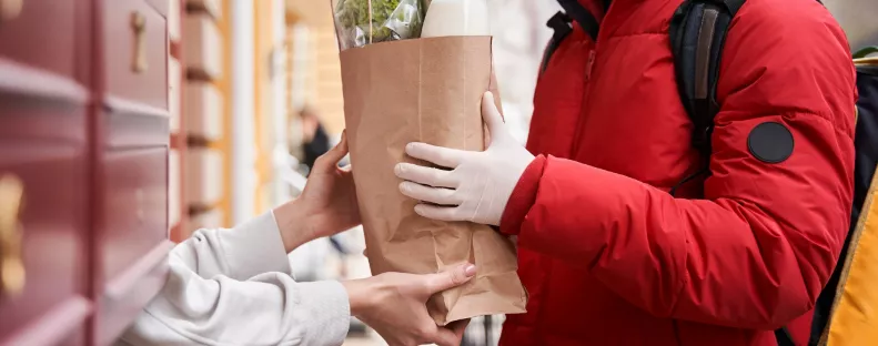 Égett a torkuk és hánytak: biztonsági kamera vette fel, mit tett a futár a kajával