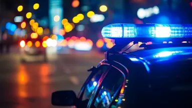 Emberek szorultak a roncsba: busz és autó ütközött a 4-esen