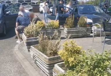 Telekocsival jött haza Hollandiából Patrik: amikor a barátaival találkozott egy kúton, véget ért az üzlet