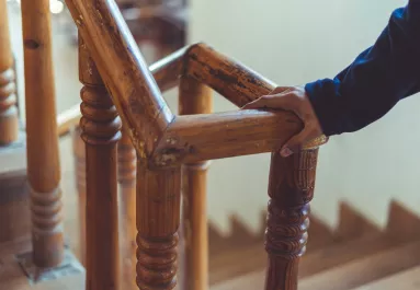 Egyesével nézi át mindig a lépcső korlátjait a Down-szindrómás férfi: az oka szívmelengető