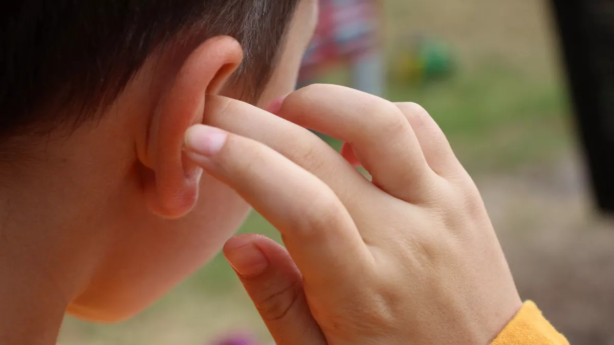 Bizseregni kezdett az apa és a lány füle: amit benne találtak, gyomorforgató