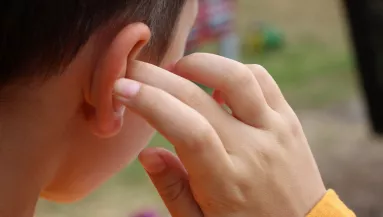 Bizseregni kezdett az apa és a lány füle: amit benne találtak, gyomorforgató