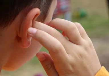 Bizseregni kezdett az apa és a lány füle: amit benne találtak, gyomorforgató