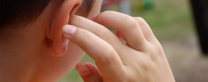 Bizseregni kezdett az apa és a lány füle: amit benne találtak, gyomorforgató