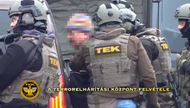 A TEK is nagy erőkkel vonult ki: fegyverarzenált találtak ennél a 2 férfinál