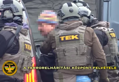 A TEK is nagy erőkkel vonult ki: fegyverarzenált találtak ennél a 2 férfinál