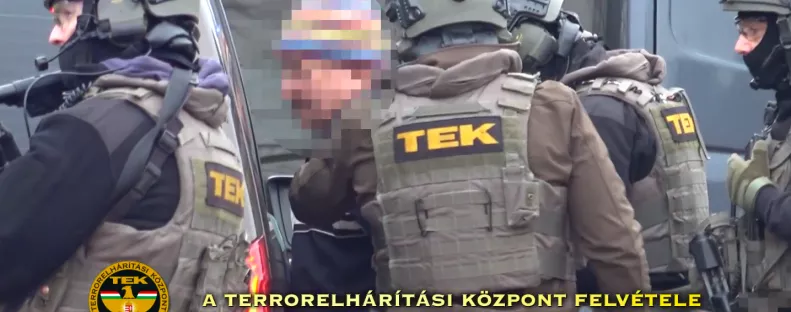 A TEK is nagy erőkkel vonult ki: fegyverarzenált találtak ennél a 2 férfinál