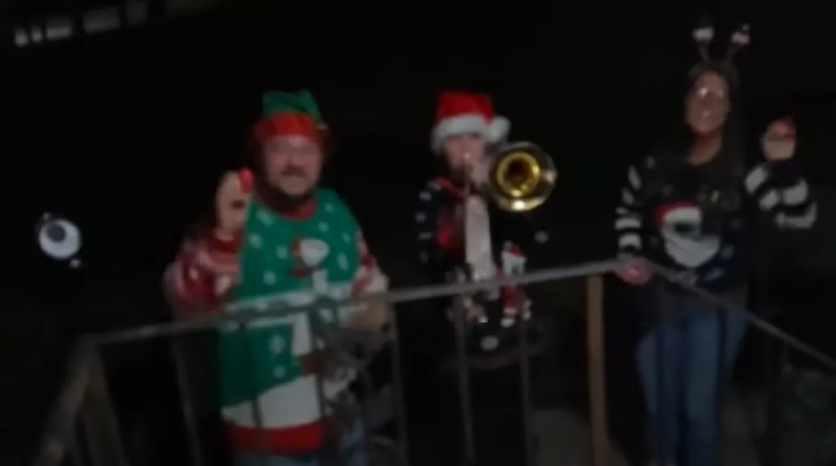 Karácsonyi énekesek lepték meg a golden retrievert: a reakciója mosolyt csal az arcokra