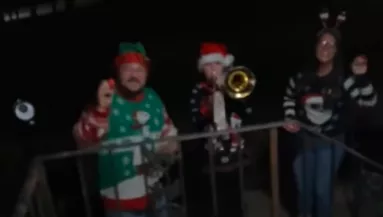 Karácsonyi énekesek lepték meg a golden retrievert: a reakciója mosolyt csal az arcokra