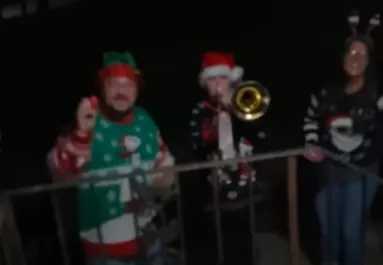 Karácsonyi énekesek lepték meg a golden retrievert: a reakciója mosolyt csal az arcokra