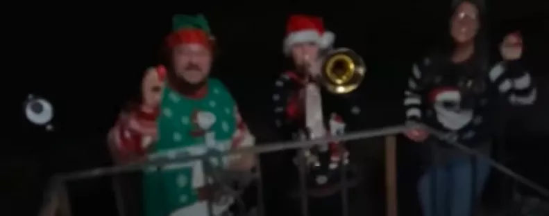 Karácsonyi énekesek lepték meg a golden retrievert: a reakciója mosolyt csal az arcokra