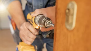 Meglepő dologra bukkant  a nő az ajtóvasalat mögött a felújítás során