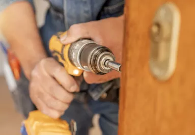 Meglepő dologra bukkant  a nő az ajtóvasalat mögött a felújítás során