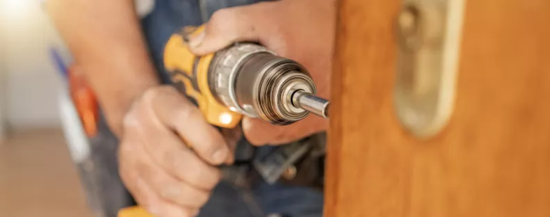 Meglepő dologra bukkant  a nő az ajtóvasalat mögött a felújítás során