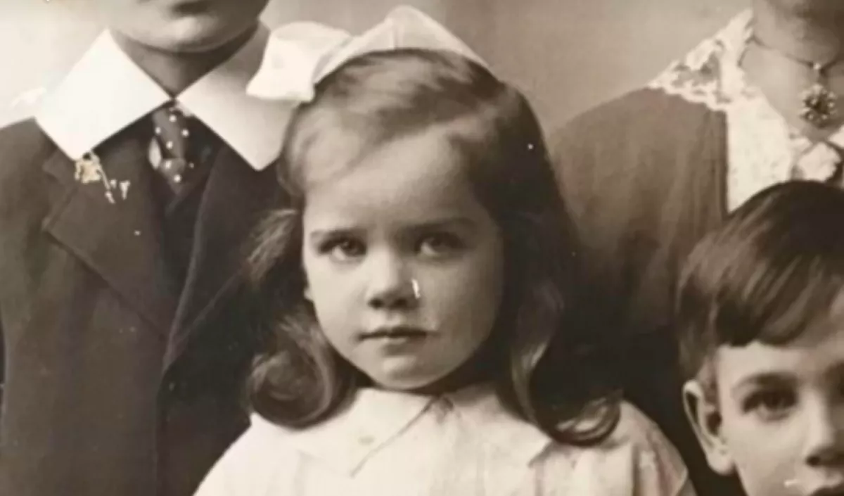 Meglátta az anya a dédijéről készült gyerekkori képet, és nem hitt a szemének