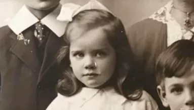 Meglátta az anya a dédijéről készült gyerekkori képet, és nem hitt a szemének