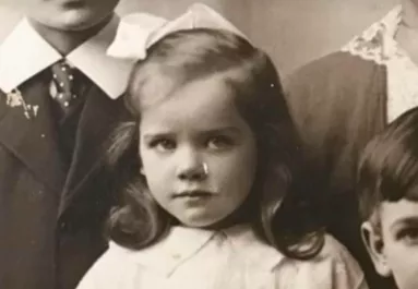 Meglátta az anya a dédijéről készült gyerekkori képet, és nem hitt a szemének